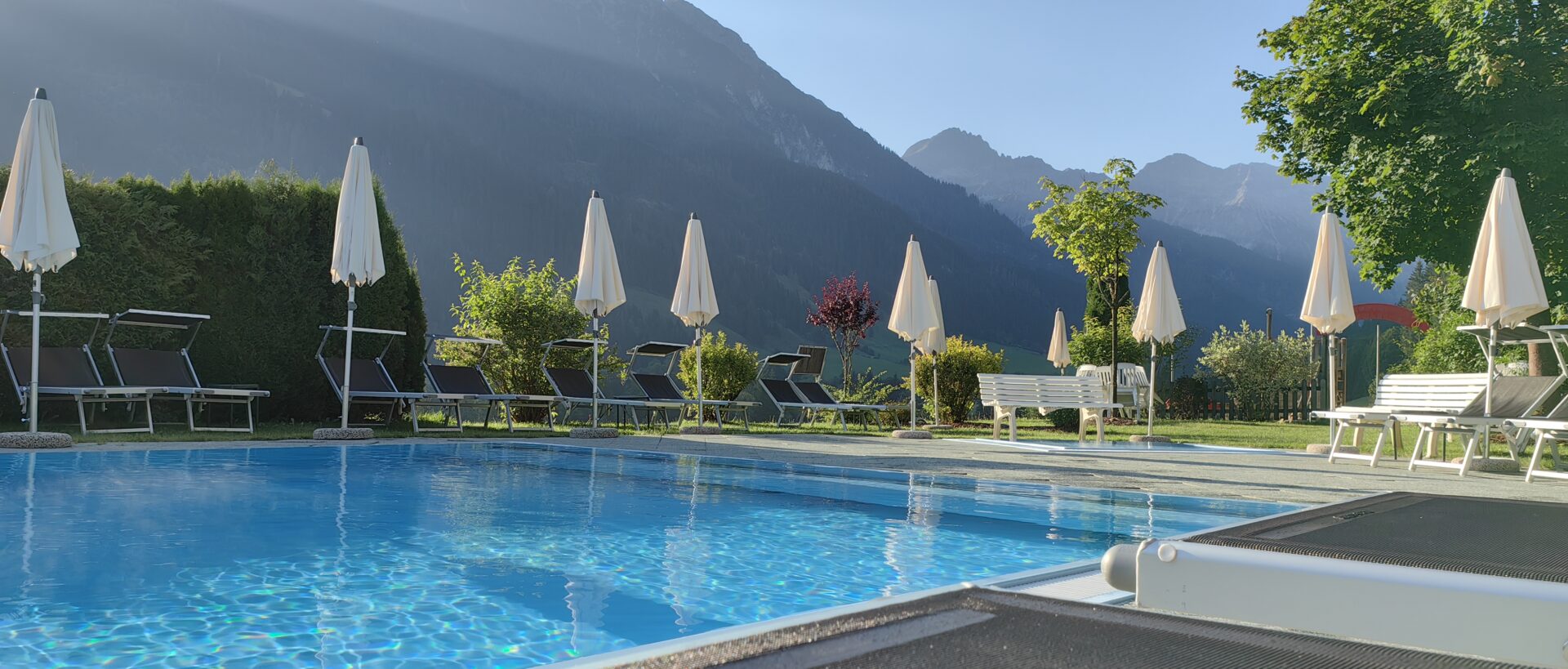 Freibad mit Aussenpool Aussicht im Sommer